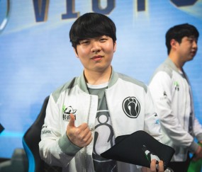 九游体育-包含Rookie在雄鹿比赛中夺冠，战术调整引发热议！比赛高潮迭起的词条